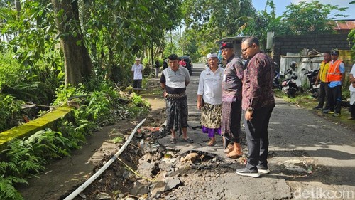 Gus Par-Pandu saat meninjau akses jalan rusak akibat bencana di wilayah Karangasem beberapa waktu yang lalu dan akan segera diperbaiki. (I Wayan Selamat Juniasa)