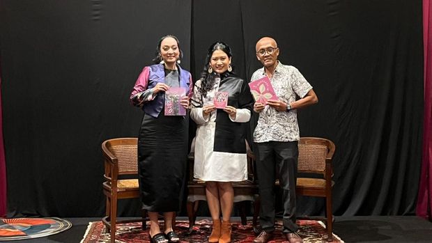 Hadania (tengah) saat meluncurkan kedua bukunya,