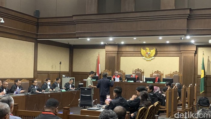 Hasto menghadirkan mantan hakim Mahkamah Konstitusi (MK), Maruarar Siahaan sebagai ahli meringankan. (Mulia/detikcom).