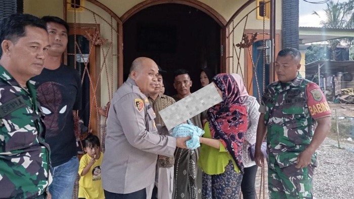 Ibu yang membuang bayinya di teras rumah.