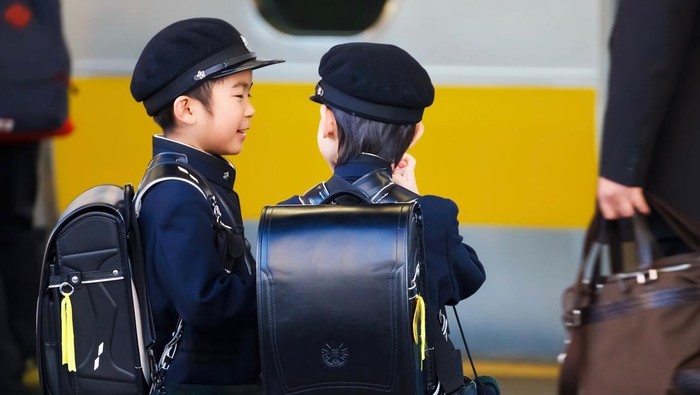Ilustrasi anak TK di Jepang. Cara menanamkan sifat mandiri untuk anak TK di Jepang. (Tokyo, Japan - November 22 2013)