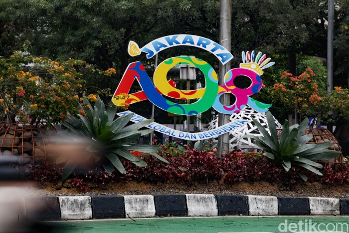 Instalasi HUT ke-498 Jakarta Hiasi Bundaran Senayan Instalasi HUT DKI Jakarta menghiasi Bundaran Senayan, Jakarta. Instalasi tersebut dipasang dalam rangka HUT ke-498.