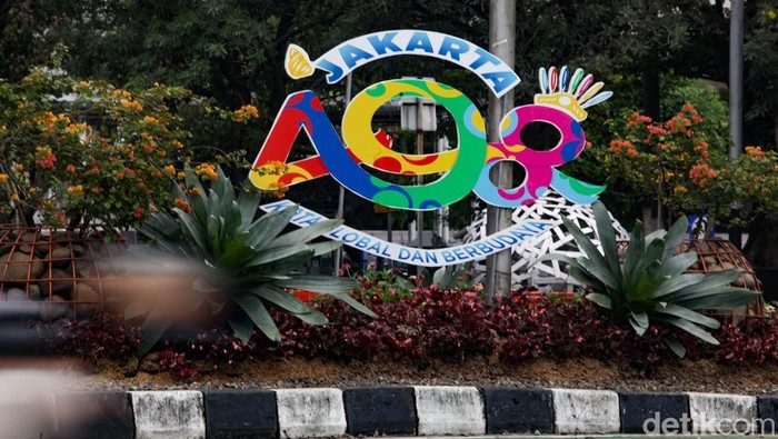 Instalasi HUT DKI Jakarta menghiasi Bundaran Senayan, Jakarta. Instalasi tersebut dipasang dalam rangka HUT ke-498.