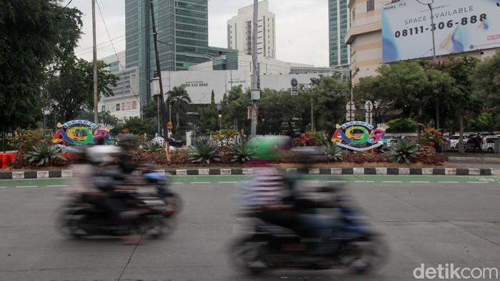 Instalasi HUT ke-498 Jakarta Hiasi Bundaran Senayan Instalasi HUT DKI Jakarta menghiasi Bundaran Senayan, Jakarta. Instalasi tersebut dipasang dalam rangka HUT ke-498.