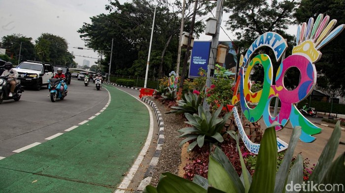 Instalasi HUT DKI Jakarta menghiasi Bundaran Senayan, Jakarta. Instalasi tersebut dipasang dalam rangka HUT ke-498.