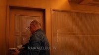 Rupanya Irwan Mussry hendak mengantarkan piring kotor kepada chef secara langsung. Gurauannya berniat membantu para chef agar tak perlu repot membersihkan meja. Foto: YouTube/MAIA ALELDUL TV