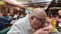 Tepat setelah makanannya datang, Irwan Mussry tak menunggu waktu lama. Ia langsung menyantap selagi makanannya hangat. Foto: YouTube/MAIA ALELDUL TV