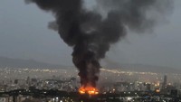 Asap membubung dari kebakaran di Teheran, Iran, saat perang udara Israel-Iran terus berlangsung, Selasa (17/6/2025). Pasukan Pertahanan Israel (IDF) menyatakan bahwa Angkatan Udara mereka tengah melakukan serangkaian serangan di Teheran dan wilayah lain di Iran. Pernyataan ini dikutip dari laporan CNN yang terbit pada Kamis pagi. (Social Media/via REUTERS)  