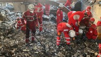 Petugas Bulan Sabit Merah Iran menyisir reruntuhan untuk mencari korban setelah serangan Israel, di lokasi yang tidak disebutkan di Iran, dalam foto tanpa tanggal yang dirilis Selasa (17/6/2025). Kantor berita Lebanon, Al Mayadeen, melaporkan bahwa ledakan terdengar di sekitar kota Karaj, sebelah barat Teheran. Koresponden mereka juga menyebut pertahanan udara Iran tengah berupaya mencegat serangan udara Israel di wilayah tersebut. (Iranian Red Crescent Society via REUTERS)  