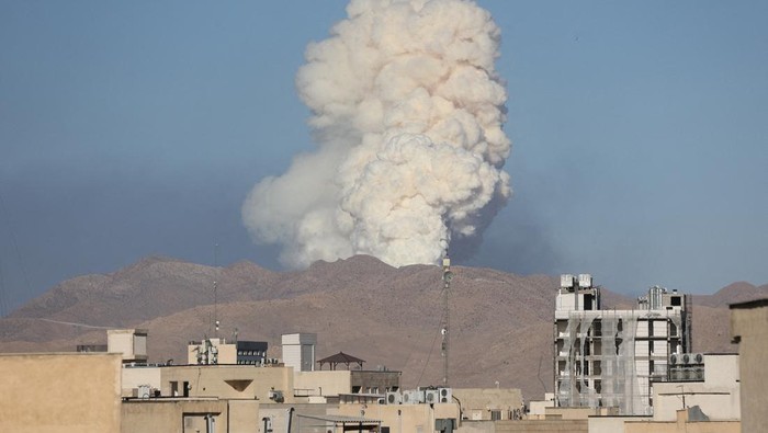 Smoke rises following an Israeli attack in Tehran, Iran, June 18, 2025. Majid Asgaripour/WANA (West Asia News Agency) via REUTERS   ATTENTION EDITORS - THIS PICTURE WAS PROVIDED BY A THIRD PARTY       TPX IMAGES OF THE DAY