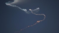Jejak rudal Iran terlihat di langit Teheran, Iran, Rabu (18/6/2025). Pihak Iran melalui Korps Garda Revolusi membenarkan adanya serangan tersebut. Mereka menyebut sistem pertahanan udara di Teheran telah diaktifkan untuk menangkal ancaman dari udara. (REUTERS/Majid Asgaripour)  