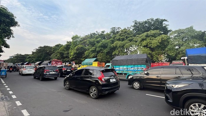 Jalan Frontage Ahmad Yani Macet Dampak Demo ODOL di Surabaya