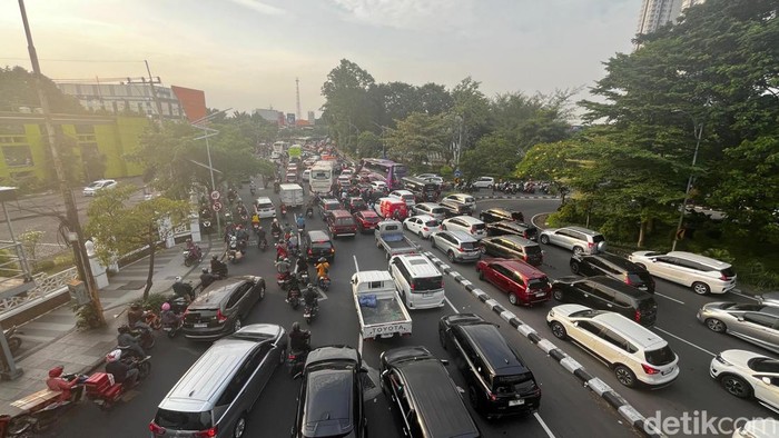 Jalan Frontage Ahmad Yani Macet Dampak Demo ODOL di Surabaya Jalan Frontage Ahmad Yani Macet Dampak Demo ODOL di Surabaya