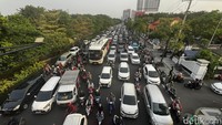 Kendaraan roda empat dan roda dua terjebak kemacetan hingga Bundara Waru.