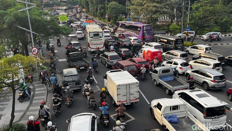 Jalan Frontage Ahmad Yani Macet Parah Imbas Demo ODOL di Surabaya