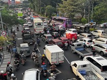 Jalan Frontage Ahmad Yani Macet Parah Imbas Demo ODOL di Surabaya