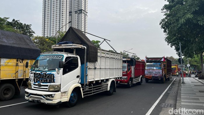 Jalan Frontage Ahmad Yani Macet Dampak Demo ODOL di Surabaya