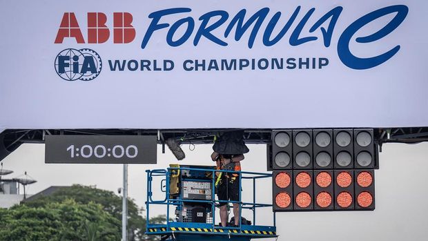 Petugas mempersiapkan peralatan menjelang balap mobil listrik Formula E World Championship musim ke-11 di Jakarta International E-Prix Circuit (JIEC), Jakarta, Kamis (19/6/2025). Formula E World Championship musim ke-11 yang diikuti 22 pembalap dari 11 tim tersebut akan berlangsung pada 21 Juni 2025 di Jakarta. ANTARA FOTO/Bayu Pratama S/YU