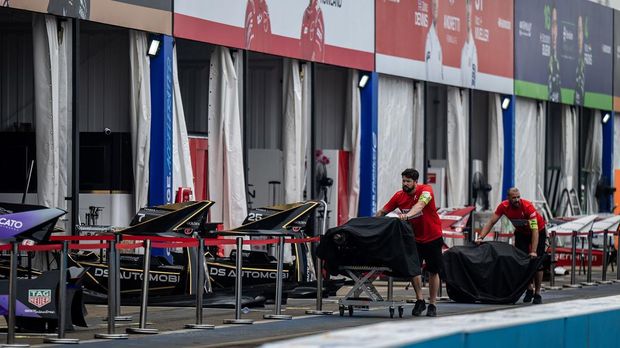 Petugas mempersiapkan peralatan menjelang balap mobil listrik Formula E World Championship musim ke-11 di Jakarta International E-Prix Circuit (JIEC), Jakarta, Kamis (19/6/2025). Formula E World Championship musim ke-11 yang diikuti 22 pembalap dari 11 tim tersebut akan berlangsung pada 21 Juni 2025 di Jakarta. ANTARA FOTO/Bayu Pratama S/YU