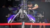 Ofisial menyiapkan mobil balap listrik Formula E Gen3 Evo yang akan digunakan dalam ajang Formula E World Championship musim ke-11 di Jakarta International E-Prix Circuit (JIEC), Jakarta, Kamis (19/6/2025). Formula E World Championship musim ke-11 yang diikuti 22 pembalap dari 11 tim tersebut akan berlangsung pada 21 Juni 2025 di Jakarta. ANTARA FOTO/BAYU PRATAMA S