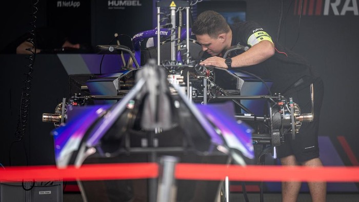 Jelang mobil balap listrik Formula E di Jakarta Petugas mempersiapkan peralatan menjelang balap mobil listrik Formula E World Championship musim ke-11 di Jakarta International E-Prix Circuit (JIEC), Jakarta, Kamis (19/6/2025). Formula E World Championship musim ke-11 yang diikuti 22 pembalap dari 11 tim tersebut akan berlangsung pada 21 Juni 2025 di Jakarta. ANTARA FOTO/Bayu Pratama S/YU