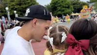 Mereka bertiga sempat mengunjungi Disneyland Jepang. Foto: instagram dan TikTok Jennifer Coppen