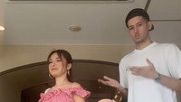 Tapi mengenai hubungan, keduanya belum mau buka suara. Foto: instagram dan TikTok Jennifer Coppen