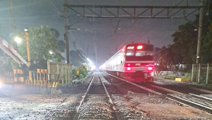 KAI Daop 1 Jakarta memperbaiki geometri perlintasan sebidang dekat Stasiun Sudimara yang rusak. Perlintasan akan ditutup selama perbaikan tiap malam. (dok KAI Daop 1)