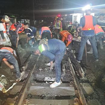 KAI Daop 1 Jakarta memperbaiki geometri perlintasan sebidang dekat Stasiun Sudimara yang rusak. Perlintasan akan ditutup selama perbaikan tiap malam. (dok KAI Daop 1)
