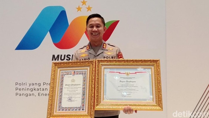 Kapolres Bojonegoro Mario Prahatinto saat menerima penghargaan dari Kapolri.