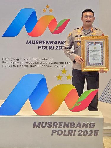 Kapolres Tanah Bumbu AKBP Arief Prasetya menerima penghargaan dari Polri.