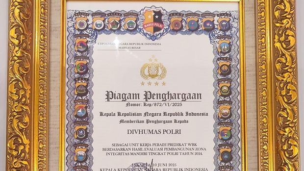 Kapolri memberi penghargaan kepada Divisi Humas Polri atas hasil evaluasi Pembangunan Zona Integritas dengan predikat Wilayah Bebas dari Korupsi (WBK). (Dok istimewa).