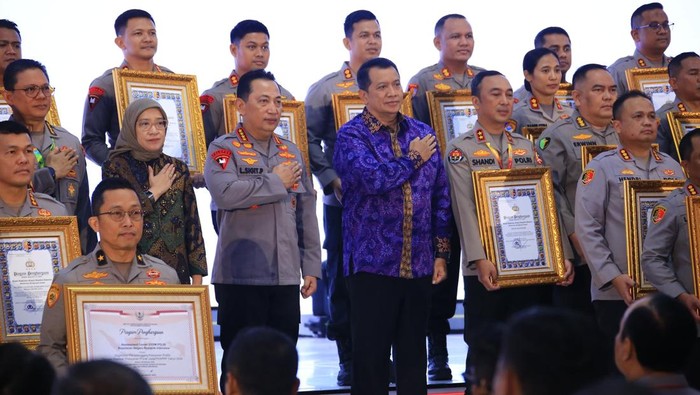 Kapolri memberi penghargaan kepada Divisi Humas Polri atas hasil evaluasi Pembangunan Zona Integritas dengan predikat Wilayah Bebas dari Korupsi (WBK). (Dok istimewa).