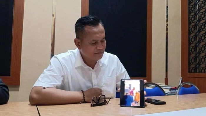 Kasat Reskrim Kota Batu IPTU Joko Suprianto saat menunjukkan penangkapan pelaku penipuan.