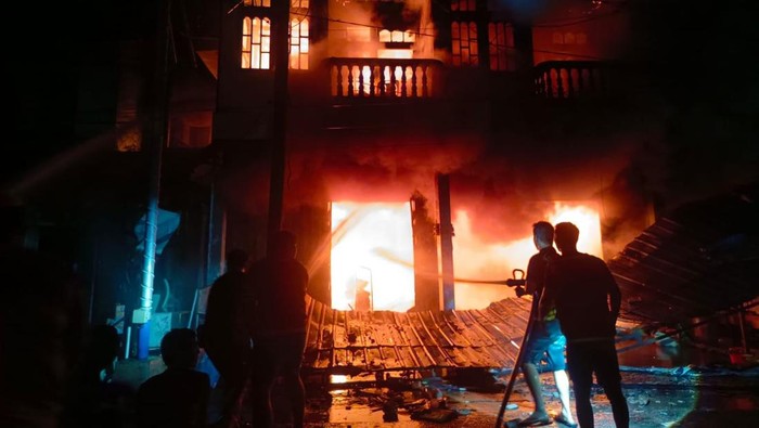 Kebakaran Pasar Sekura Sambas hanguskan 3 ruko.