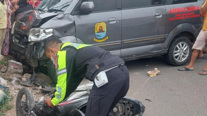 Kecelakaan antara ambulans desa dan sepeda motor di Cirebon