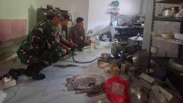 Polisi ketika menyelidiki TKP perempuan terkena luka bakar di Piyungan, Bantul, Kamis (19/6/2025).