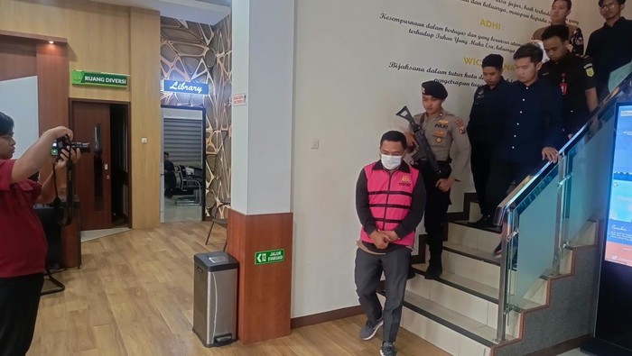 Kejari Tanjung perak Surabaya tangkap 2 orang diduga terlibat dalam korupsi perdagangan dan pengolahan hasil perikanan di Surabaya