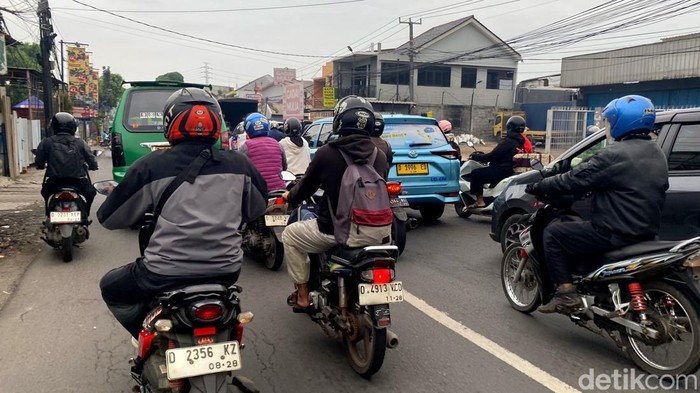 Kepadatan arus lalu lintas di Jalan Cileunyi-Cibiru.