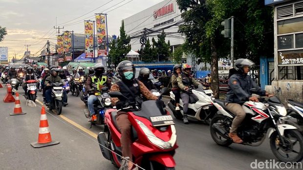 Kepadatan arus lalu lintas di Jalan Cileunyi-Cibiru.