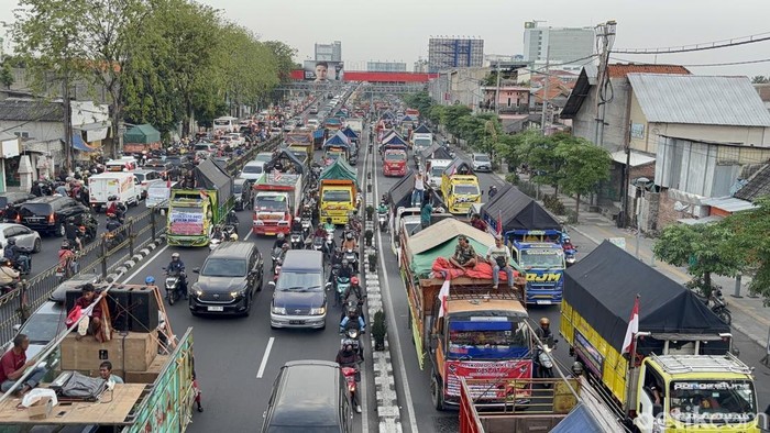 Kepadatan lalu lintas di Jalan Raya Wonokromo Surabaya imbas demo sopir truk toal aturan ODOL.