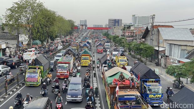 Kepadatan lalu lintas di Jalan Raya Wonokromo Surabaya imbas demo sopir truk toal aturan ODOL.