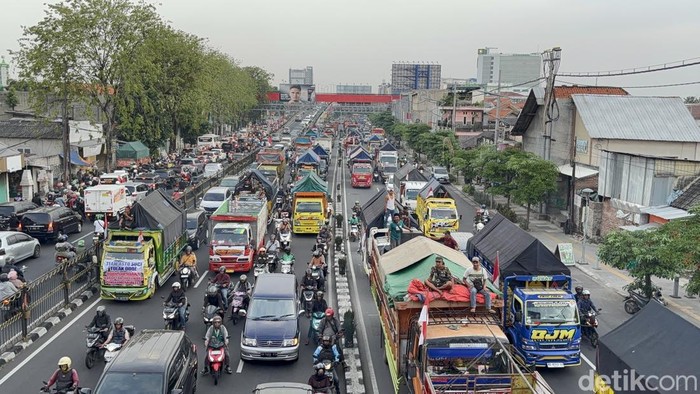 Kepadatan lalu lintas di Jalan Raya Wonokromo Surabaya imbas demo sopir truk toal aturan ODOL.