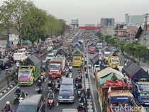 Video: Sopir Truk Demo Protes RUU ODOL, Taman Pelangi Surabaya Macet