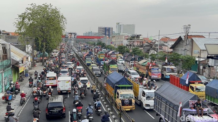 Massa sopir dan awak truk demo menolak aturan soal over dimension over load (ODOL) dengan memblokade jalur Pantura Alas Roban, Subah, Batang, Jumat (20/6/2025).