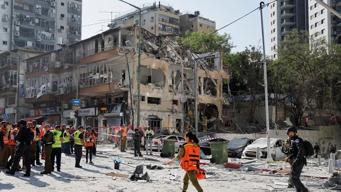 Emergency personnel work at an impact site following a missile strike from Iran on Israel, in Ramat Gan, Israel June 19, 2025. REUTERS/Ammar Awad
