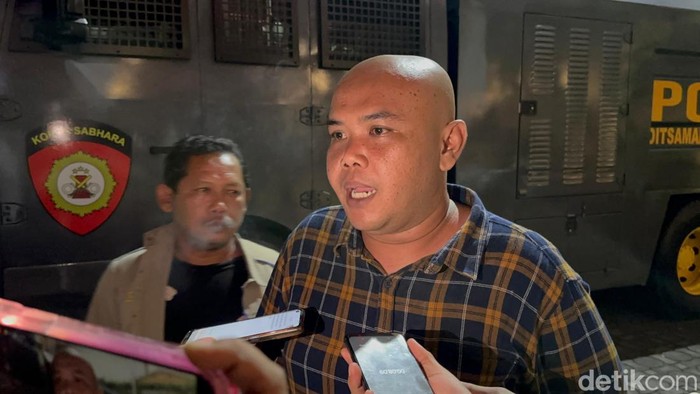 Ketua Gerakan Sopir Jawa Timur (GSJT) Angga Firdiansyah di depan Kantor Gubernu Jatim.
