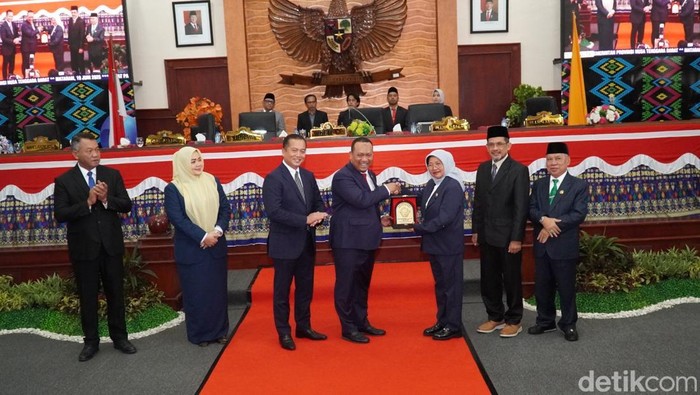 Ketua Komite I BPK RI, Nyoman Adhi Suryadnyana, menyerahkan LHP BPK di DPRD NTB, Kamis (19/6/2025). (Foto: Ahmad Viqi/detikBali)