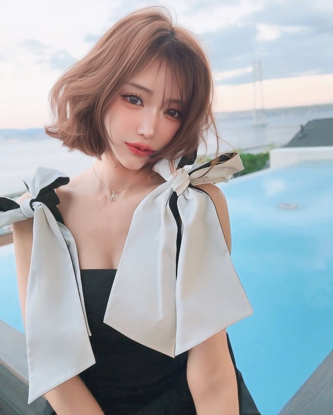 Nama Kirara Asuka ramai menjadi perbincangan penggemar KPop. Baru-baru ini, mantan bintang film porno Jepang terlihat bermesraan dengan Ju Haknyeon, yang dikeluarkan dari grup KPop THE BOYZ. Foto: dok. Instagram @asukakiraran