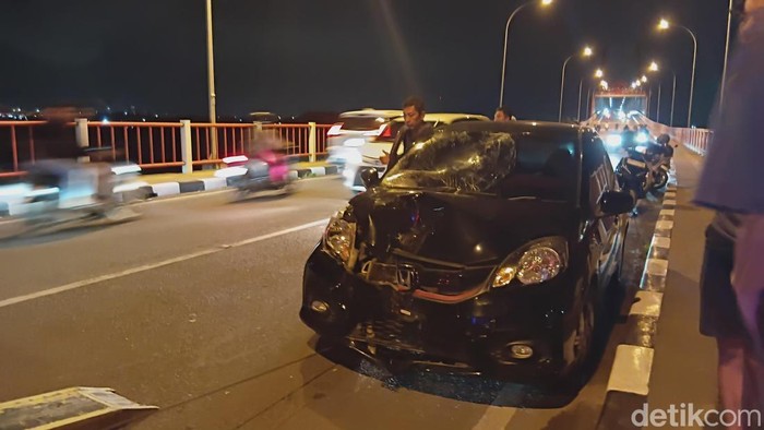 Kondisi mobil yang adu kambing dengan motor di Jembatan Musi VI Palembang, Rabu (18/6/2025) malam.